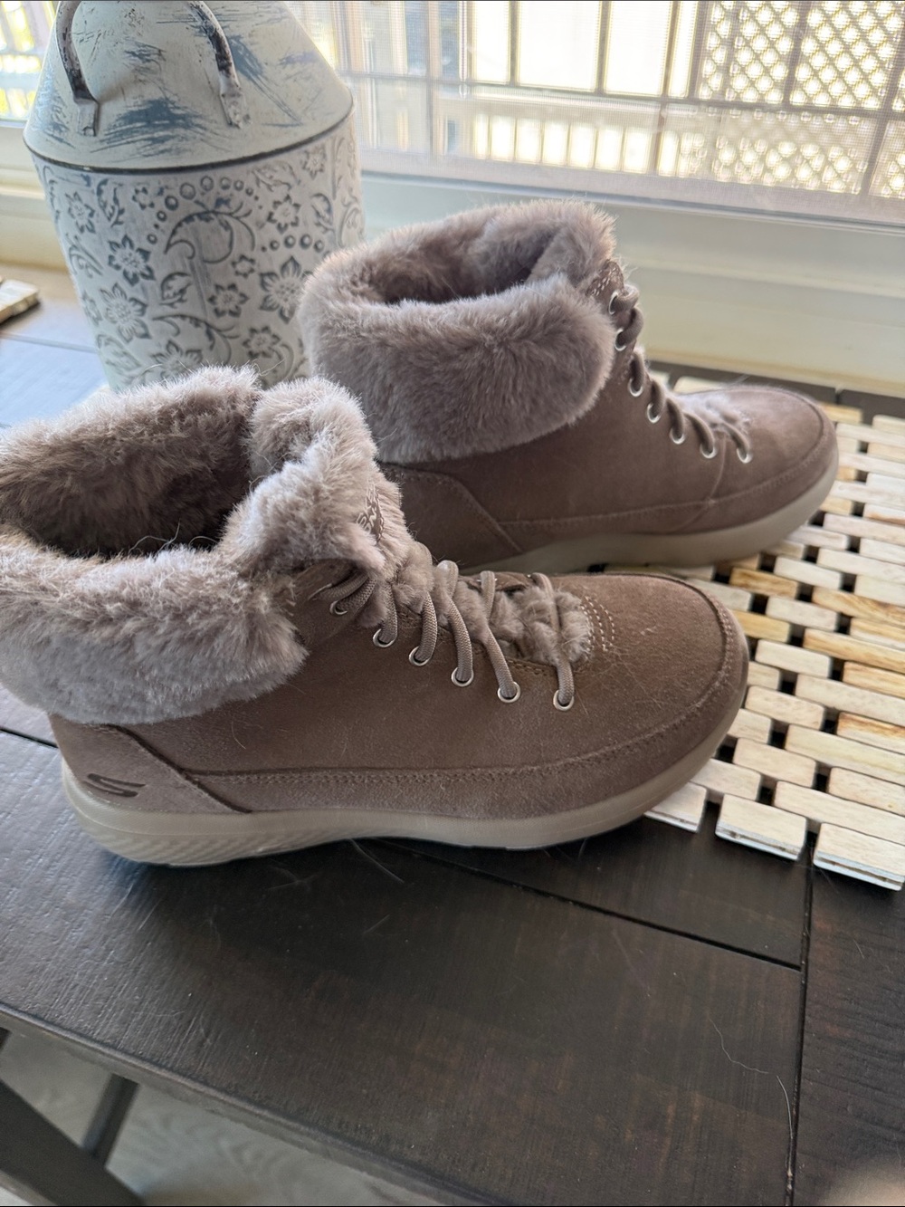 Skechers Women's Taupe Fur tip slip on. Size 5M Goga Mat